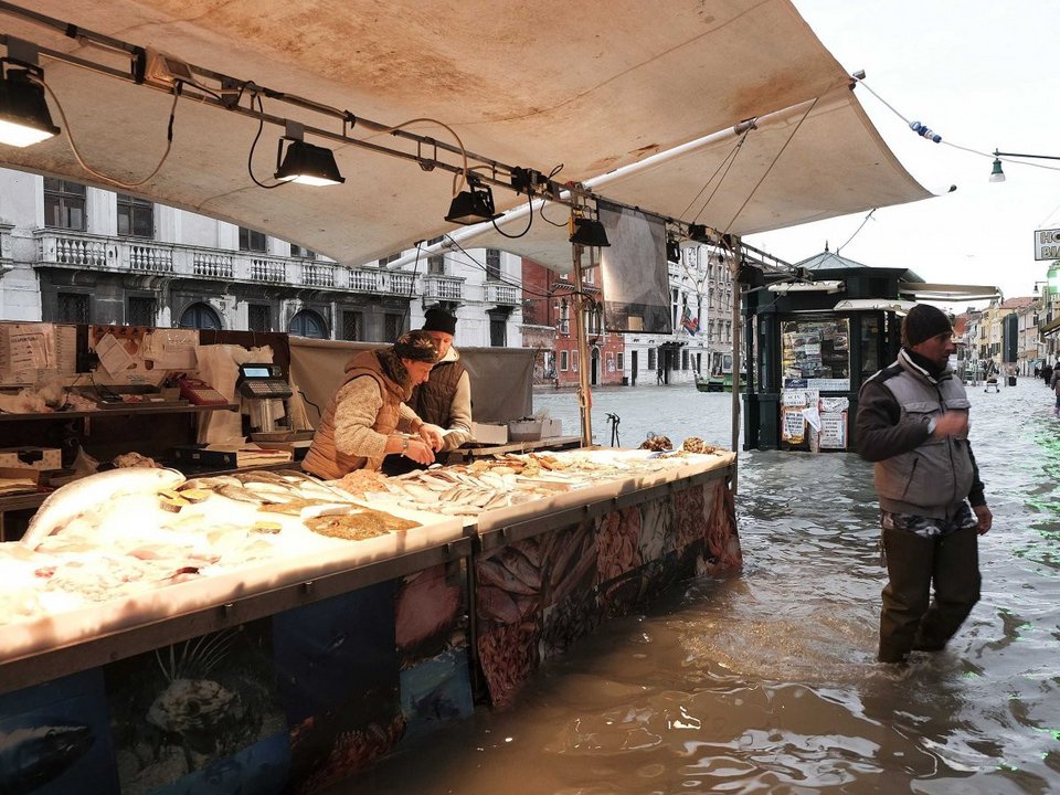 Βενετία, μια πλωτή πολιτεία μέσα στο καρναβάλι: Πνίγηκε στο νερό, οι μασκαράδες... κολυμπούν στους δρόμους [εικόνες] | iefimerida.gr 4