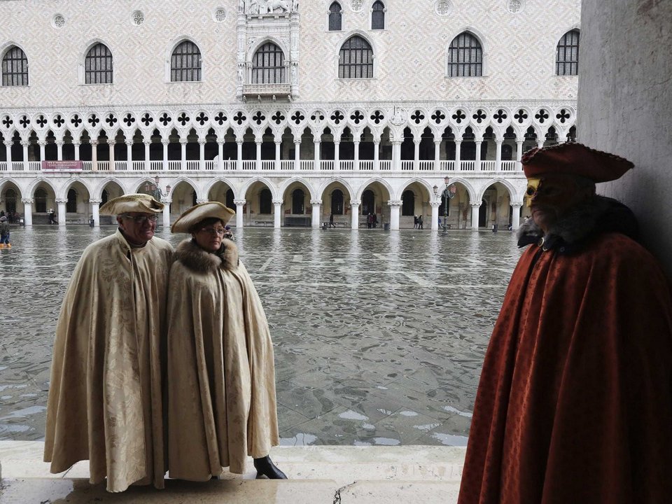 Βενετία, μια πλωτή πολιτεία μέσα στο καρναβάλι: Πνίγηκε στο νερό, οι μασκαράδες... κολυμπούν στους δρόμους [εικόνες] | iefimerida.gr 6