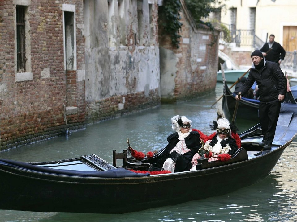 Βενετία, μια πλωτή πολιτεία μέσα στο καρναβάλι: Πνίγηκε στο νερό, οι μασκαράδες... κολυμπούν στους δρόμους [εικόνες] | iefimerida.gr 8
