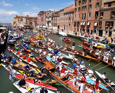 To πιο ειδυλλιακό μποτιλιάρισμα στον κόσμο: Αγώνας γόνδολας στη Βενετία [εικόνες] | iefimerida.gr 1