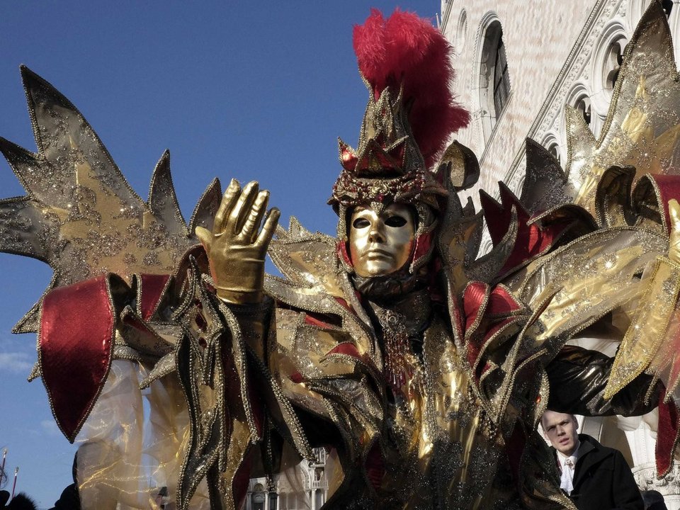 Βενετία, μια πλωτή πολιτεία μέσα στο καρναβάλι: Πνίγηκε στο νερό, οι μασκαράδες... κολυμπούν στους δρόμους [εικόνες] | iefimerida.gr 10