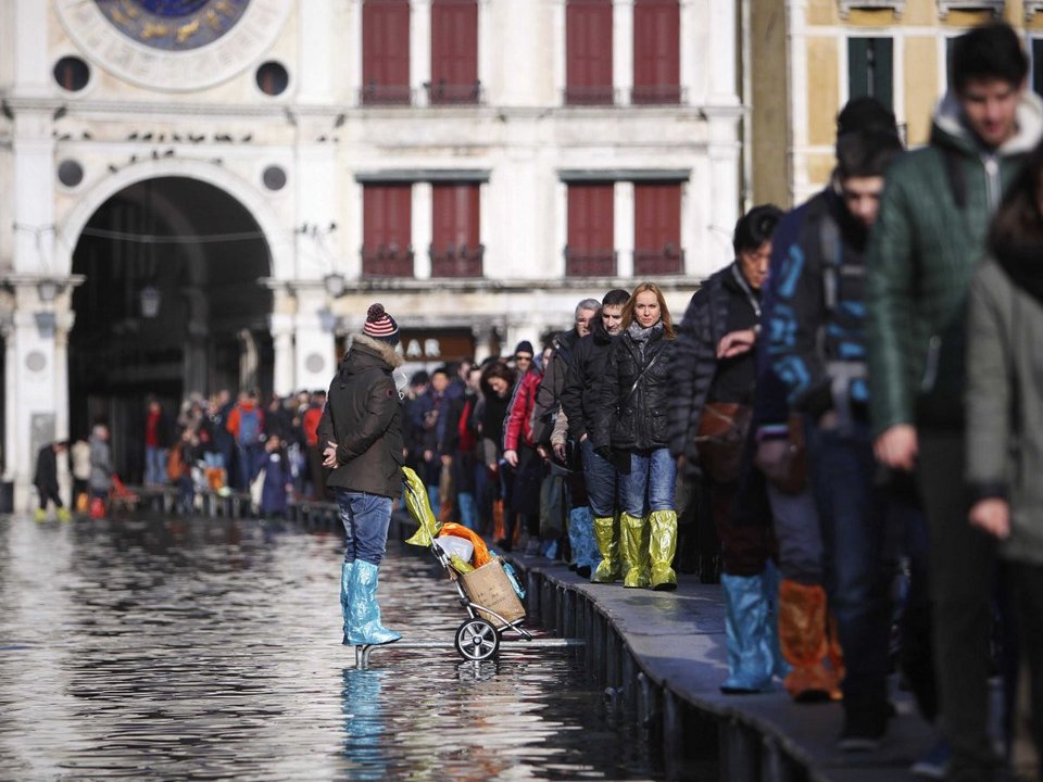 Βενετία, μια πλωτή πολιτεία μέσα στο καρναβάλι: Πνίγηκε στο νερό, οι μασκαράδες... κολυμπούν στους δρόμους [εικόνες] | iefimerida.gr 11