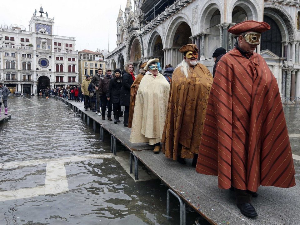 Βενετία, μια πλωτή πολιτεία μέσα στο καρναβάλι: Πνίγηκε στο νερό, οι μασκαράδες... κολυμπούν στους δρόμους [εικόνες] | iefimerida.gr 13
