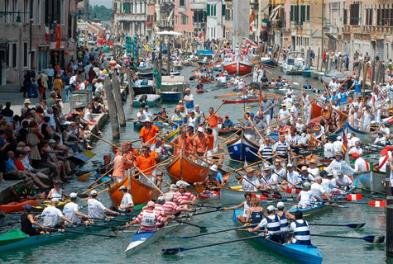 To πιο ειδυλλιακό μποτιλιάρισμα στον κόσμο: Αγώνας γόνδολας στη Βενετία [εικόνες] | iefimerida.gr 2