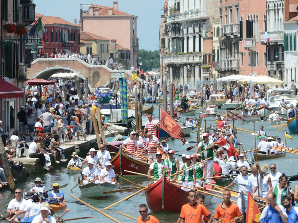 To πιο ειδυλλιακό μποτιλιάρισμα στον κόσμο: Αγώνας γόνδολας στη Βενετία [εικόνες] | iefimerida.gr 3