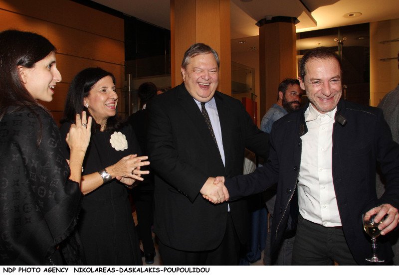 Οικογενειακή έξοδος για τον Ευάγγελο Βενιζέλο: Με τη σύζυγό του και την κόρη του στο θέατρο [εικόνες] | iefimerida.gr 0