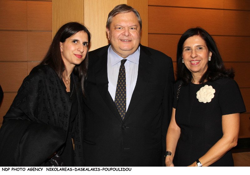 Οικογενειακή έξοδος για τον Ευάγγελο Βενιζέλο: Με τη σύζυγό του και την κόρη του στο θέατρο [εικόνες] | iefimerida.gr 1