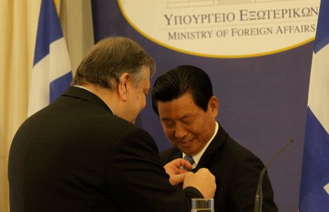 Το παρασκήνιο της παρασημοφόρησης του προέδρου της Cosco από τον Βενιζέλο: Τα χαμόγελα, οι χειραψίες και τα χάδια [εικόνες] | iefimerida.gr 0