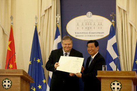 Το παρασκήνιο της παρασημοφόρησης του προέδρου της Cosco από τον Βενιζέλο: Τα χαμόγελα, οι χειραψίες και τα χάδια [εικόνες] | iefimerida.gr 9