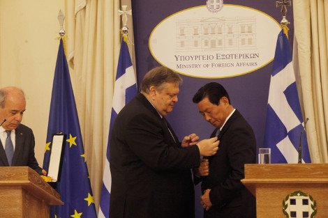 Το παρασκήνιο της παρασημοφόρησης του προέδρου της Cosco από τον Βενιζέλο: Τα χαμόγελα, οι χειραψίες και τα χάδια [εικόνες] | iefimerida.gr 1