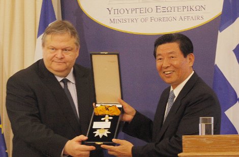 Το παρασκήνιο της παρασημοφόρησης του προέδρου της Cosco από τον Βενιζέλο: Τα χαμόγελα, οι χειραψίες και τα χάδια [εικόνες] | iefimerida.gr 2