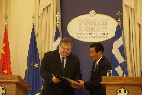 Το παρασκήνιο της παρασημοφόρησης του προέδρου της Cosco από τον Βενιζέλο: Τα χαμόγελα, οι χειραψίες και τα χάδια [εικόνες] | iefimerida.gr 4