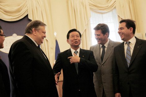 Το παρασκήνιο της παρασημοφόρησης του προέδρου της Cosco από τον Βενιζέλο: Τα χαμόγελα, οι χειραψίες και τα χάδια [εικόνες] | iefimerida.gr 7