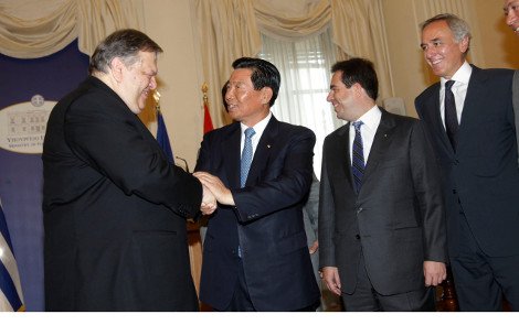 Το παρασκήνιο της παρασημοφόρησης του προέδρου της Cosco από τον Βενιζέλο: Τα χαμόγελα, οι χειραψίες και τα χάδια [εικόνες] | iefimerida.gr 8