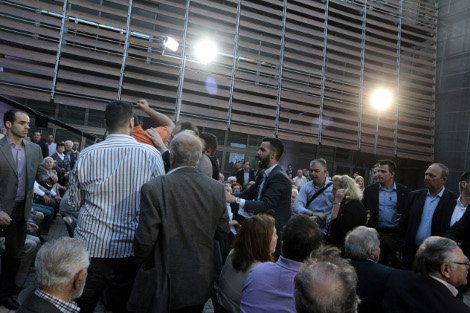 Ενταση με μικρομολογιούχους στην ομιλία Βενιζέλου: Χάσαμε τα σπίτια και τις αποταμιεύσεις μας [εικόνες] | iefimerida.gr 2