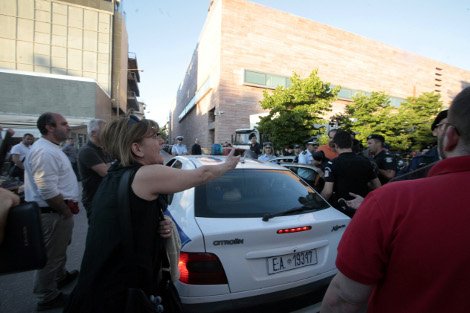 Ενταση με μικρομολογιούχους στην ομιλία Βενιζέλου: Χάσαμε τα σπίτια και τις αποταμιεύσεις μας [εικόνες] | iefimerida.gr 3