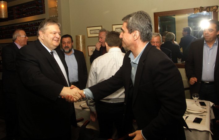 Το εορταστικό δείπνο Βενιζέλου στους βουλευτές του ΠΑΣΟΚ [εικόνες] | iefimerida.gr 1