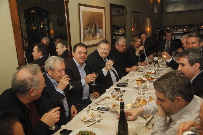 Το εορταστικό δείπνο Βενιζέλου στους βουλευτές του ΠΑΣΟΚ [εικόνες] | iefimerida.gr 0