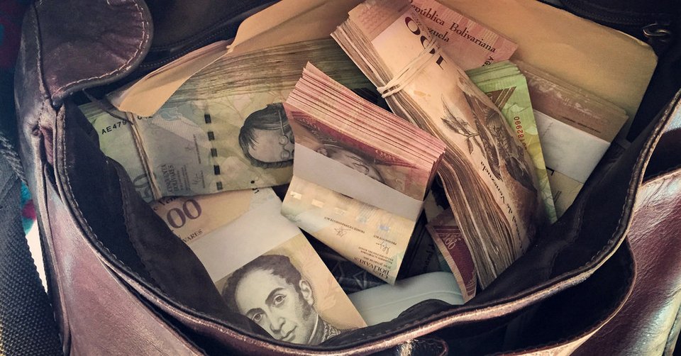 Στη Βενεζουέλα ζυγίζουν τα χαρτονομίσματα σε ζυγαριές! -Σπάει ρεκόρ ο πληθωρισμός [εικόνες] | iefimerida.gr 2