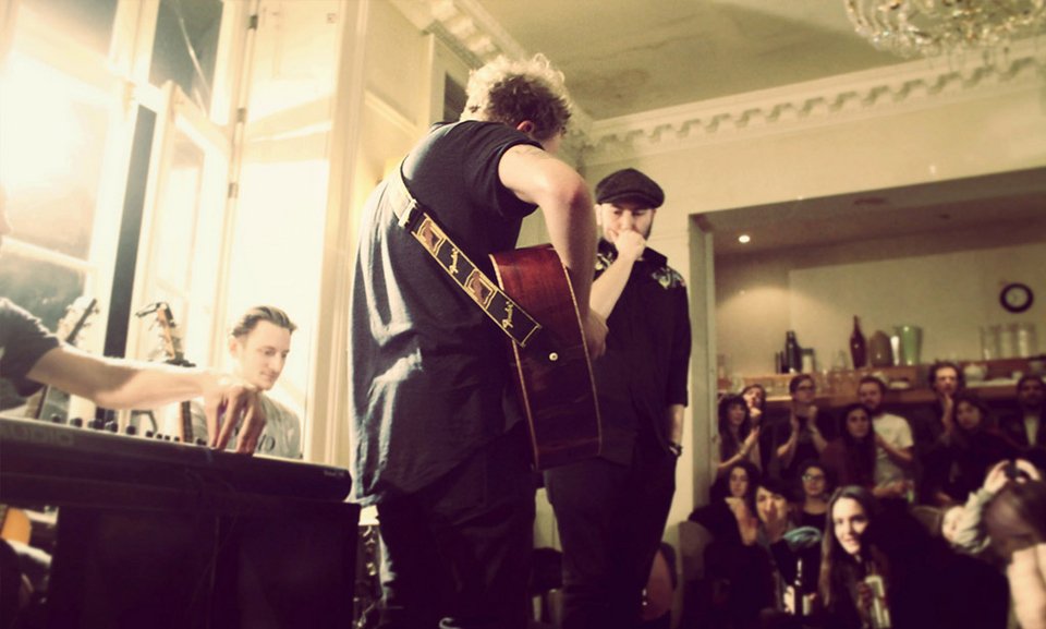 Μια συναυλία, στο σαλόνι ή στην κουζίνα μου - Γίνεται στην Αθήνα [εικόνες, βίντεο] | iefimerida.gr 0