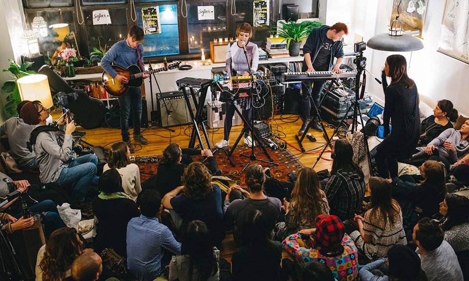 Μια συναυλία, στο σαλόνι ή στην κουζίνα μου - Γίνεται στην Αθήνα [εικόνες, βίντεο] | iefimerida.gr 2