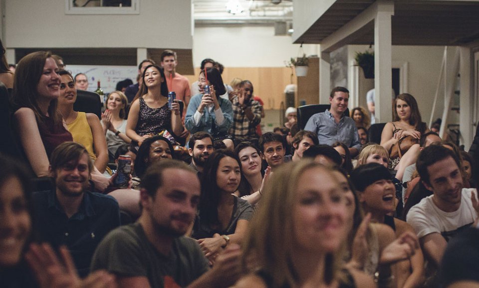 Μια συναυλία, στο σαλόνι ή στην κουζίνα μου - Γίνεται στην Αθήνα [εικόνες, βίντεο] | iefimerida.gr 4