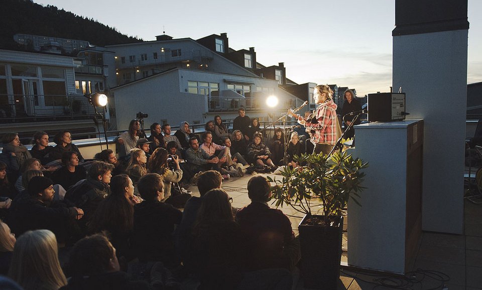 Μια συναυλία, στο σαλόνι ή στην κουζίνα μου - Γίνεται στην Αθήνα [εικόνες, βίντεο] | iefimerida.gr 1