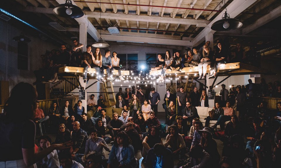 Μια συναυλία, στο σαλόνι ή στην κουζίνα μου - Γίνεται στην Αθήνα [εικόνες, βίντεο] | iefimerida.gr 5