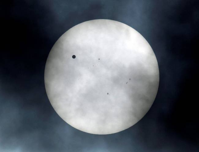 Η «Διάβαση της Αφροδίτης» με τα μάτια ειδικών και ερασιτεχνών [εικόνες] | iefimerida.gr 8