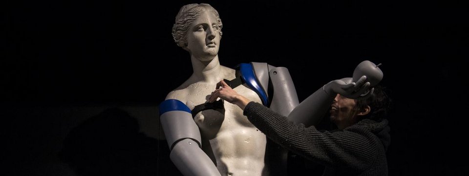 ΜΚΟ «φόρεσε» προσθετικά μέλη στην Αφροδίτη της Μήλου, για καλό σκοπό [βίντεο] | iefimerida.gr 1