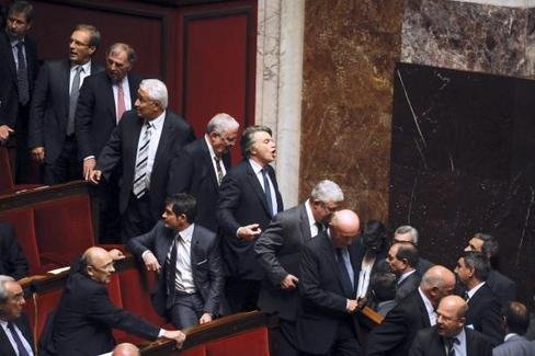 Γάλλος βουλευτής ...κακάριζε σεξιστικά σε συνάδελφό του τη ώρα που εκείνη μιλούσε [βίντεο +εικόνες] -Πήρε πρόστιμο | iefimerida.gr 2