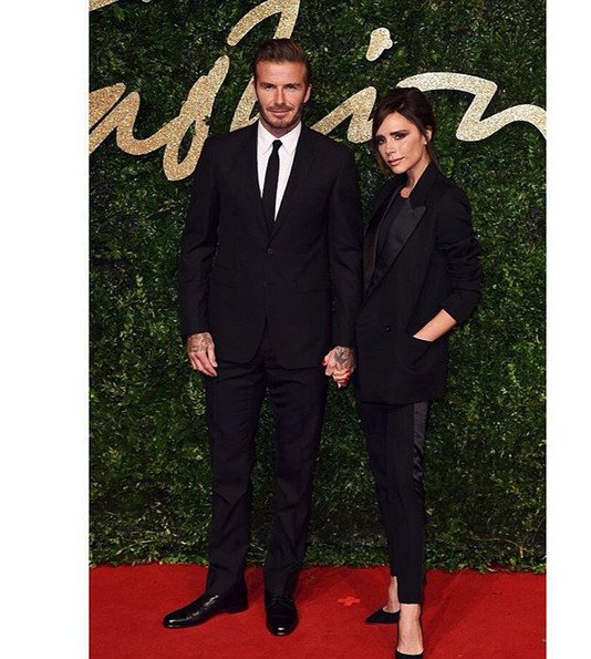 Κάν' το όπως η Μπέκαμ -Ο πιο σέξι-σικ τρόπος να φορέσεις το μαύρο σακάκι [εικόνες] | iefimerida.gr 2