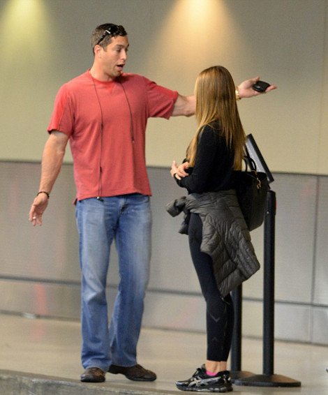 Πασίγνωστο ζευγάρι έριξε τρικούβερτο καβγά σε αεροδρόμιο -Οι παπαράτσι καραδοκούσαν [εικόνες] | iefimerida.gr 0