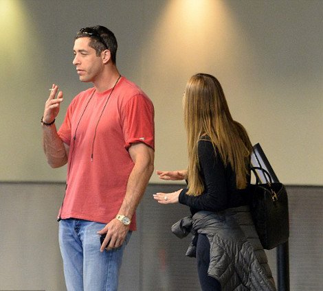 Πασίγνωστο ζευγάρι έριξε τρικούβερτο καβγά σε αεροδρόμιο -Οι παπαράτσι καραδοκούσαν [εικόνες] | iefimerida.gr 2