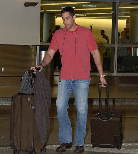 Πασίγνωστο ζευγάρι έριξε τρικούβερτο καβγά σε αεροδρόμιο -Οι παπαράτσι καραδοκούσαν [εικόνες] | iefimerida.gr 4