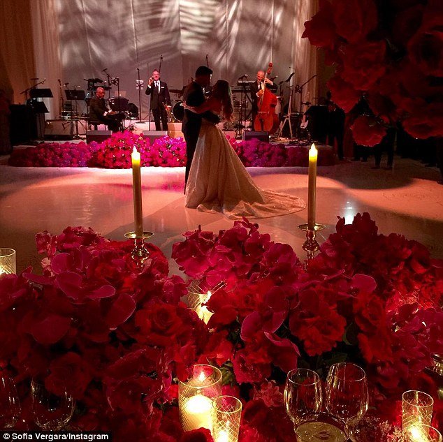 Η Σοφία Βεργκάρα παντρεύτηκε ξανά -Εκθαμβωτική νύφη στα 43 της [εικόνες] | iefimerida.gr 1