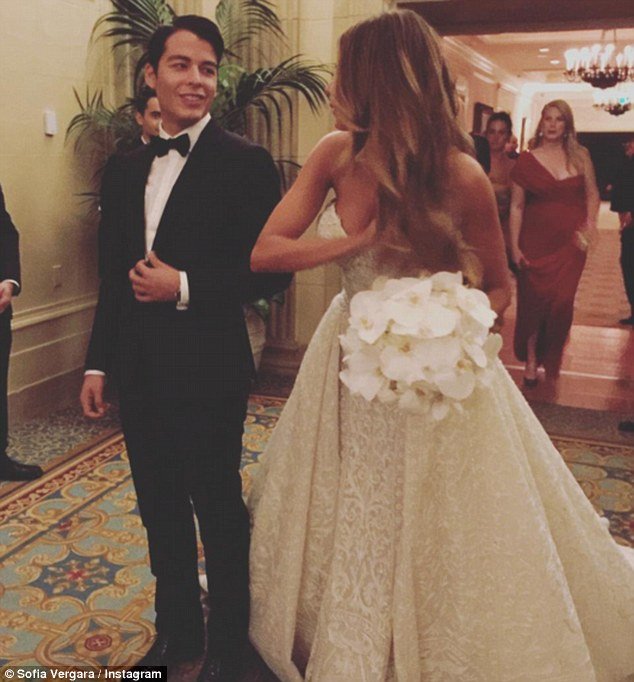 Η Σοφία Βεργκάρα παντρεύτηκε ξανά -Εκθαμβωτική νύφη στα 43 της [εικόνες] | iefimerida.gr 3