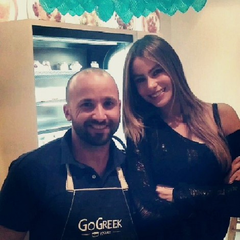 Ακόμη και η χυμώδης Σοφία Βεργκάρα ξετρελαίνεται όταν τρώει ελληνικό γιαούρτι [εικόνες] | iefimerida.gr 1