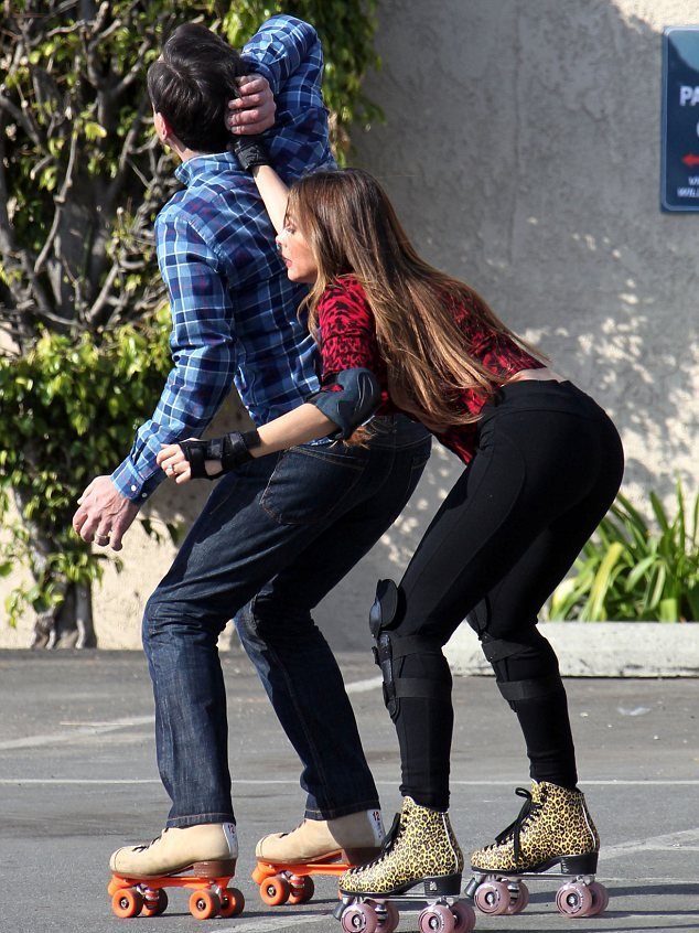 Η Σοφία Βεργκάρα προσπαθεί να κάνει πατίνια και δίνει τροφή για σκέψεις [εικόνες] | iefimerida.gr 1