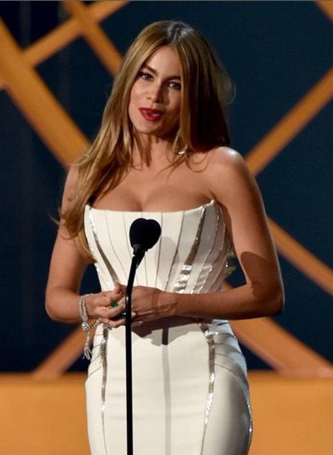 Εβαλαν τη Βεργκάρα σε περιστρεφόμενη βάση για να δείξουν τις καμπύλες της [gif] | iefimerida.gr 1