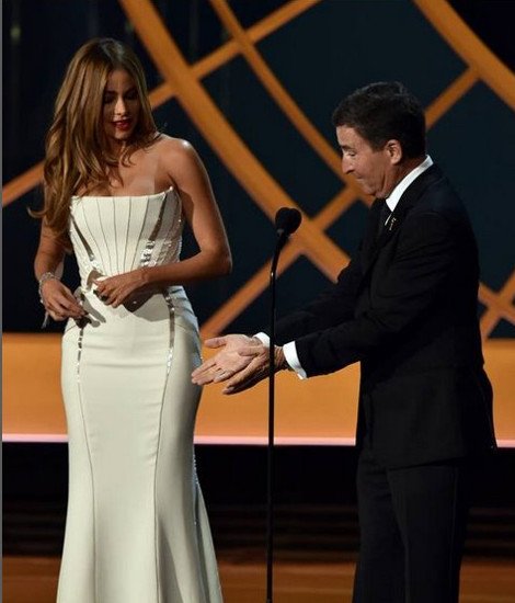 Εβαλαν τη Βεργκάρα σε περιστρεφόμενη βάση για να δείξουν τις καμπύλες της [gif] | iefimerida.gr 4