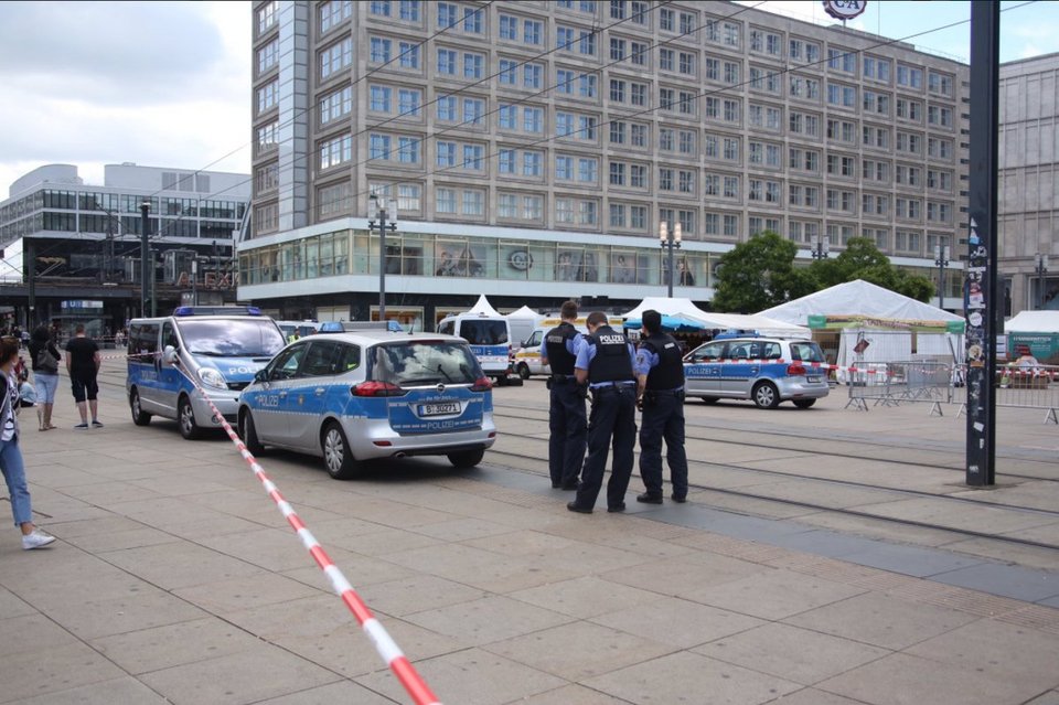 Λήξη συναγερμού στο Βερολίνο: Η ύποπτη βαλίτσα είχε τελικά... άπλυτα [εικόνες] | iefimerida.gr 0