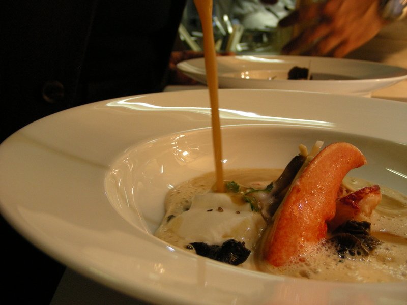 Ο Μακρόν θα κάνει πλάκα στον Τραμπ: Θα τον ταΐσει ωμό αστακό στον Πύργο του Αϊφελ [εικόνες] | iefimerida.gr 2