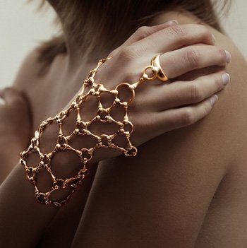 Betony Vernon, η διασημότερη και πιο σοφιστικέ δημιουργός ερωτικών κοσμημάτων [εικόνες] | iefimerida.gr 11