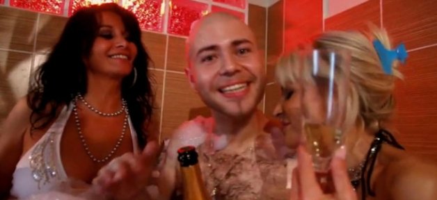 Aπέλυσαν 50χρονη σχολική επόπτη που έπαιζε τη γυναίκα-κούγκαρ σε κλιπ [εικόνες+βίντεο] | iefimerida.gr 1