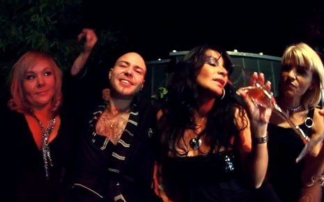 Aπέλυσαν 50χρονη σχολική επόπτη που έπαιζε τη γυναίκα-κούγκαρ σε κλιπ [εικόνες+βίντεο] | iefimerida.gr 2