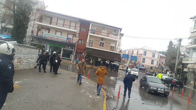 Επεισόδια στο κέντρο της Βέροιας -Πριν τα εγκαίνια γραφείων της Χρυσής Αυγής [εικόνες] | iefimerida.gr 0