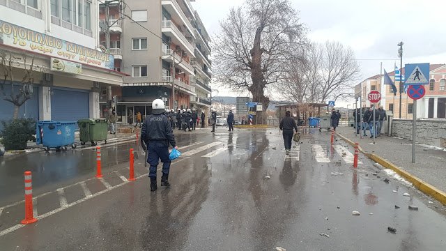 Επεισόδια στο κέντρο της Βέροιας -Πριν τα εγκαίνια γραφείων της Χρυσής Αυγής [εικόνες] | iefimerida.gr 1