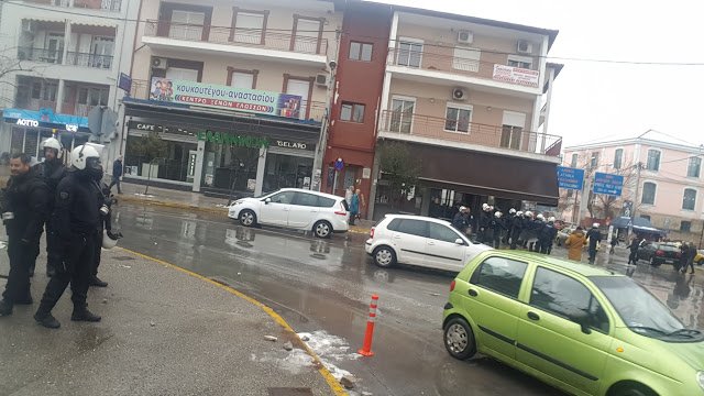 Επεισόδια στο κέντρο της Βέροιας -Πριν τα εγκαίνια γραφείων της Χρυσής Αυγής [εικόνες] | iefimerida.gr 2