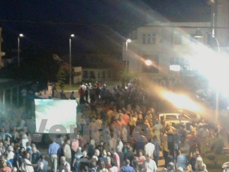 Βέροια: Επεισόδια στην συγκέντρωση πολιτών για το «Ναι» [εικόνα] | iefimerida.gr 0